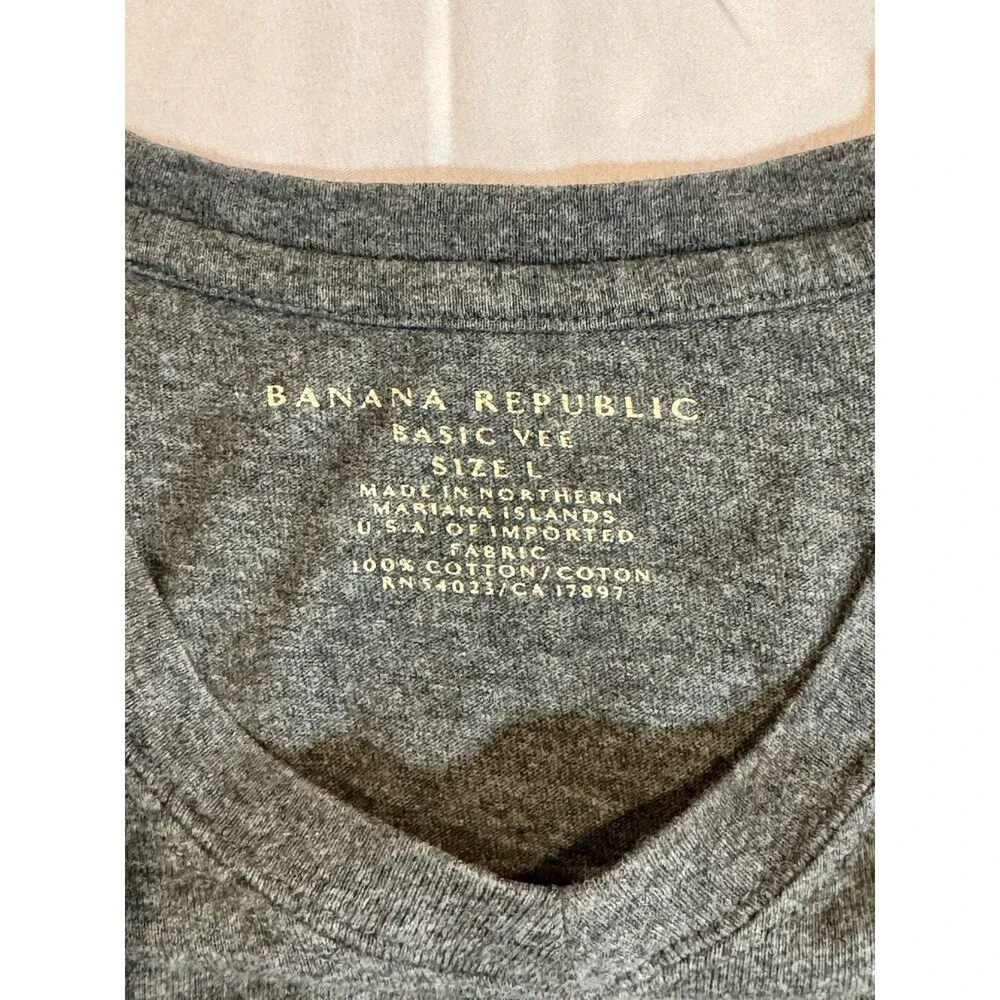 Lot of 4 Men's V-Neck T-Shirts Under Armour Banana Republic C9 Hanes L XL M